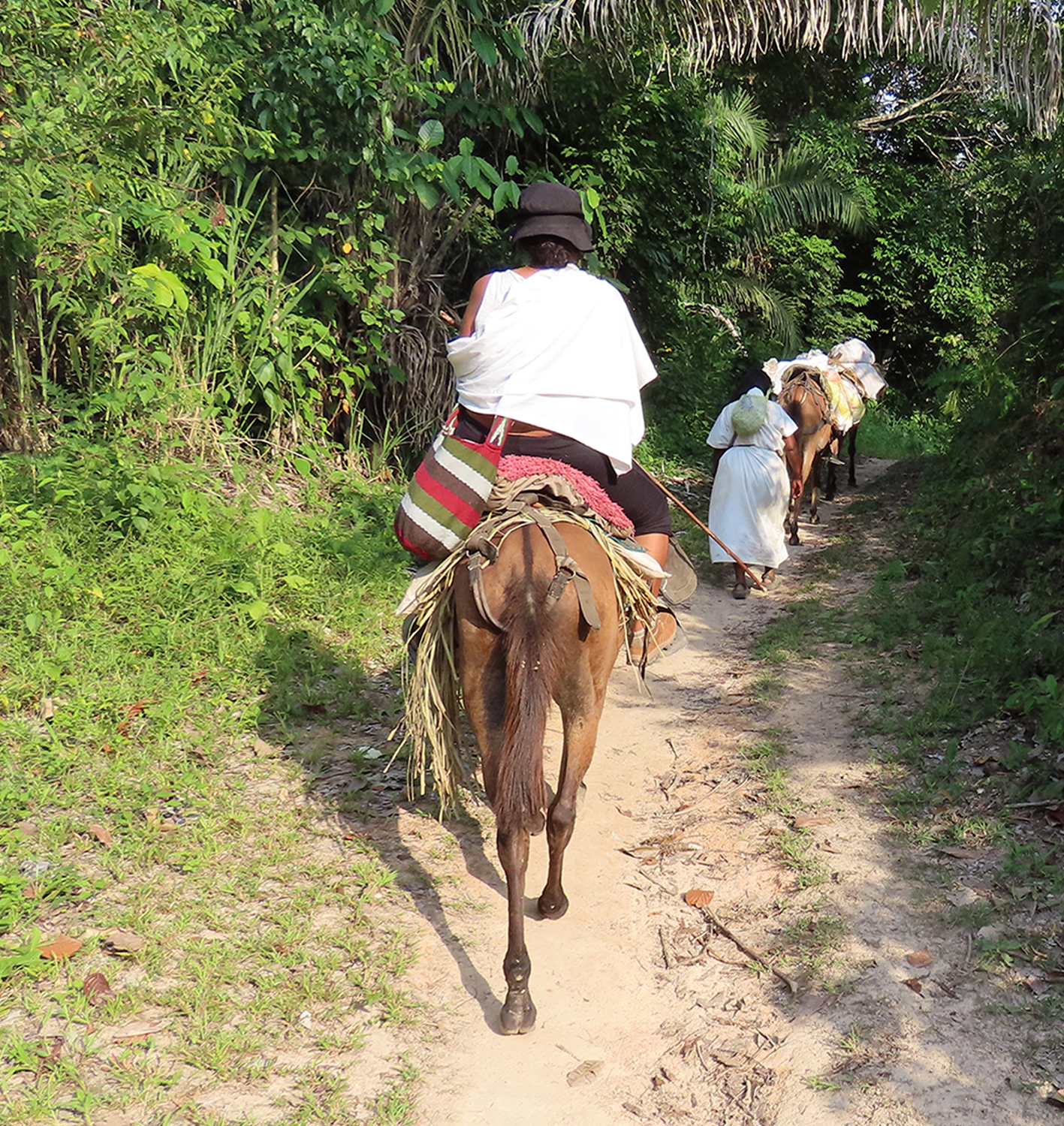 Mujer arhuaca en caballo. Etnoturismo