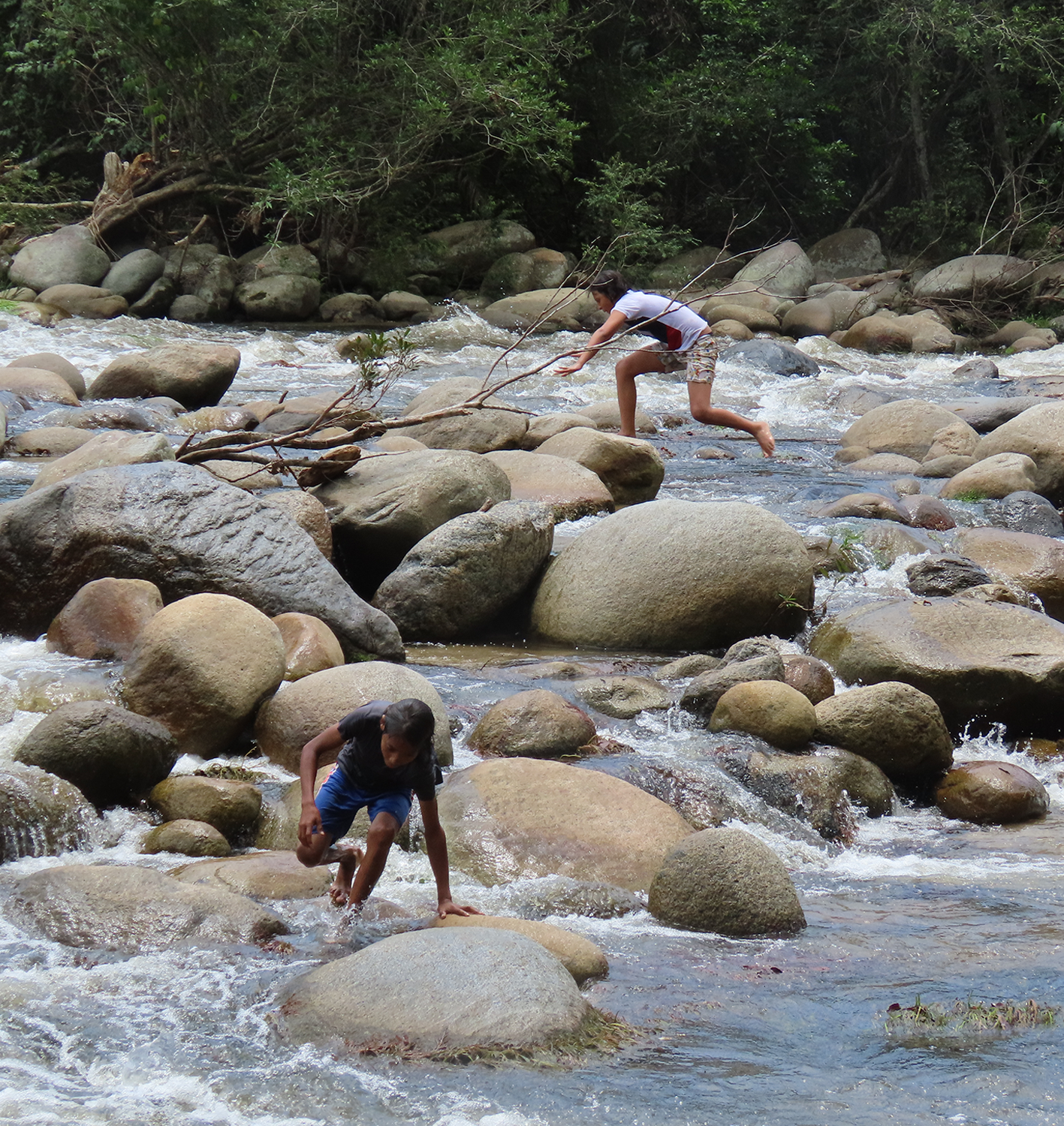 Niños jugando en el rio. Etnoturismo