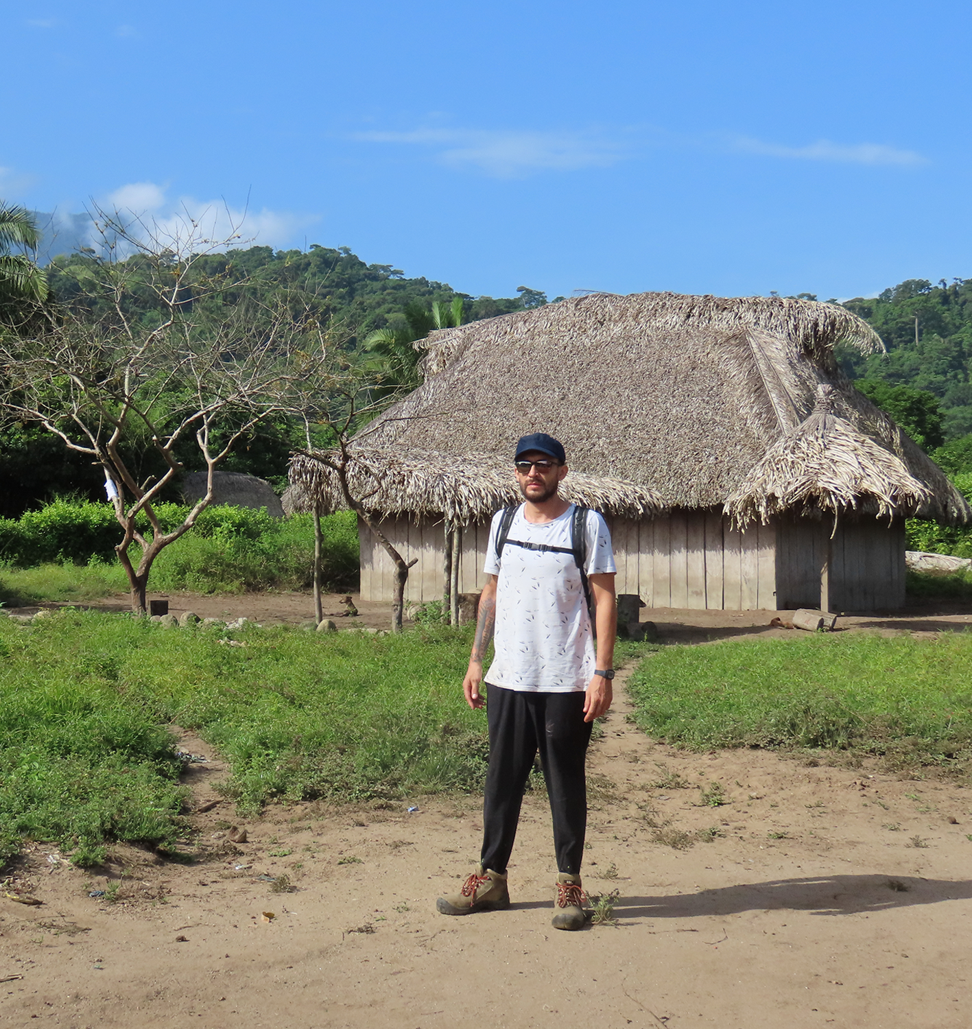 Hombre visitando comunidad arhuaca. Etnoturismo
